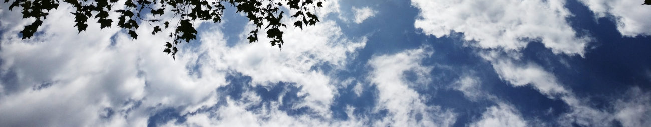 Opklarende blauwe lucht